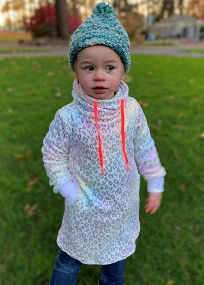 Petite fille portant la Robe Sweat Mini-MILA pour filles du 2 au 16 Ans, version col roulé avec motif léopard, patron de couture pdf à télécharger.