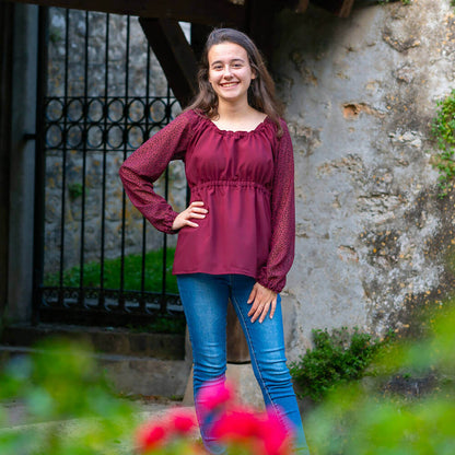 Jeune femme portant une tunique bordeaux Mirabelle, patron de couture pdf à télécharger, robe, blouse, jupe, 34 au 56, 4 statures – Mirabelle.