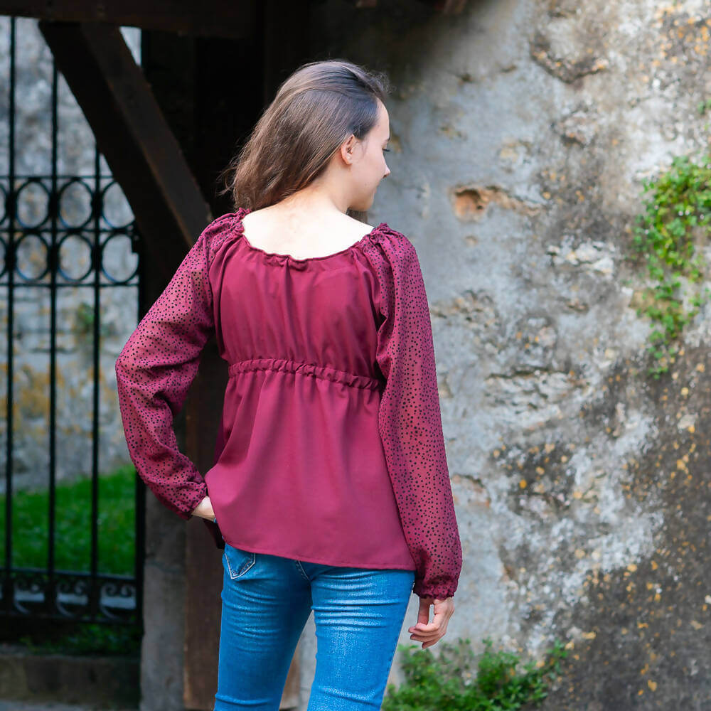 Femme portant une blouse Mirabelle, patron de couture pdf à télécharger, style bohème, manches longues.