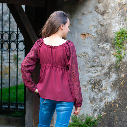 Femme portant une blouse Mirabelle, patron de couture pdf à télécharger, style bohème, manches longues.