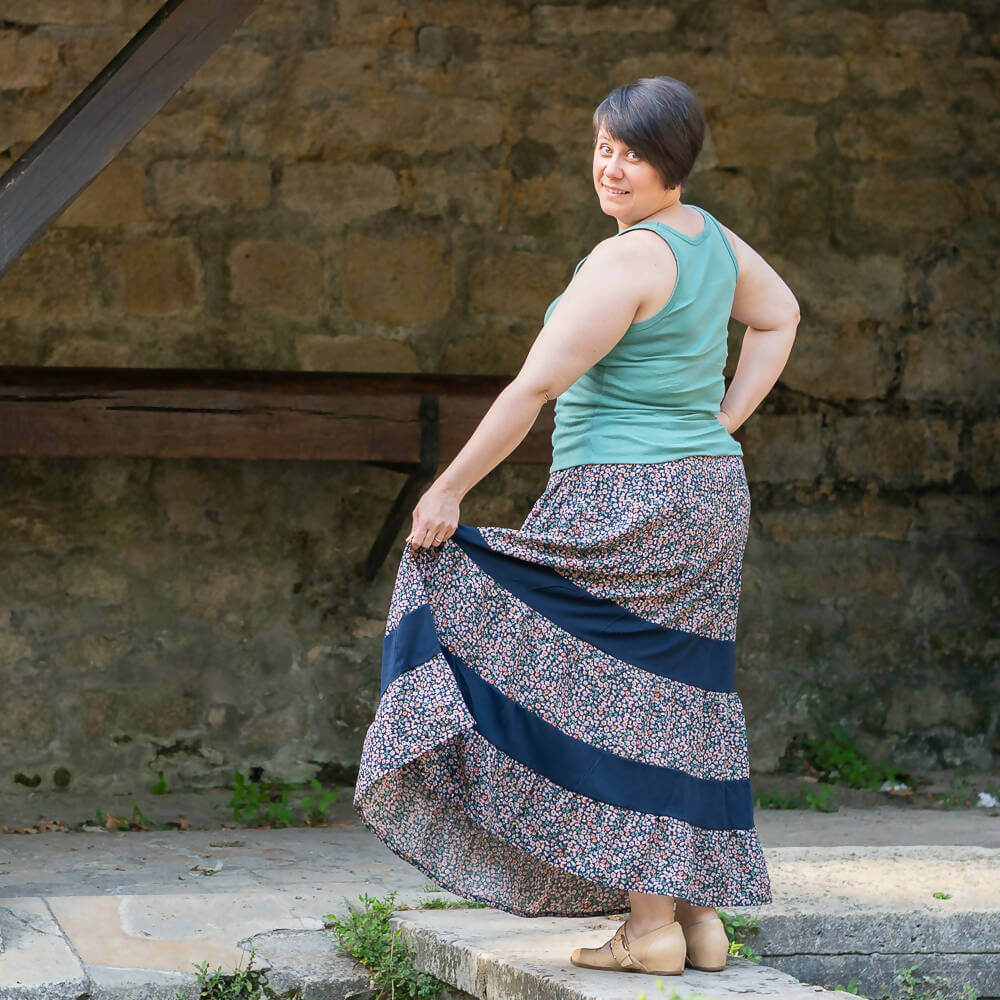 Femme portant une jupe bohème, "Robe, blouse, jupe, 34 au 56, 4 statures – Mirabelle", patron de couture PDF à télécharger.