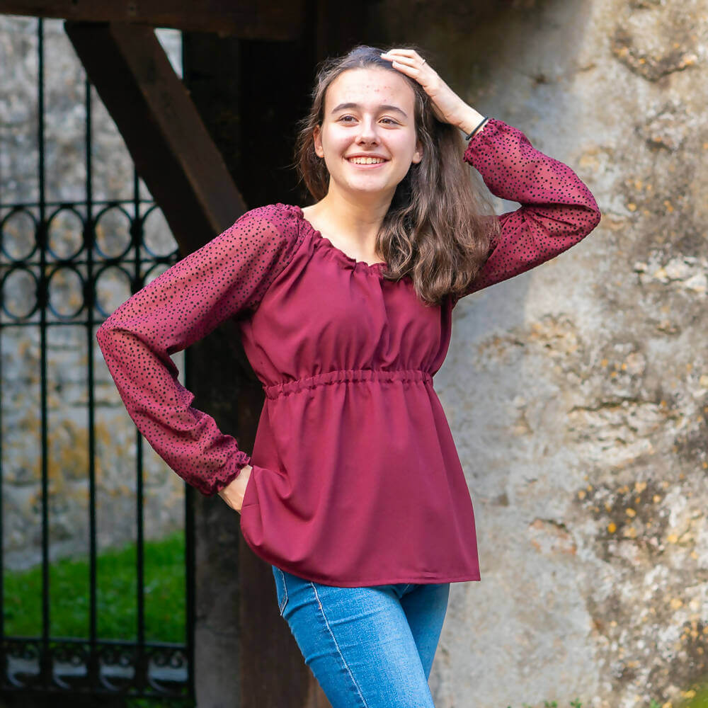 Robe, blouse, jupe, 34 au 56, 4 statures – Mirabelle, patron de couture pdf à télécharger, femme portant une blouse rouge.