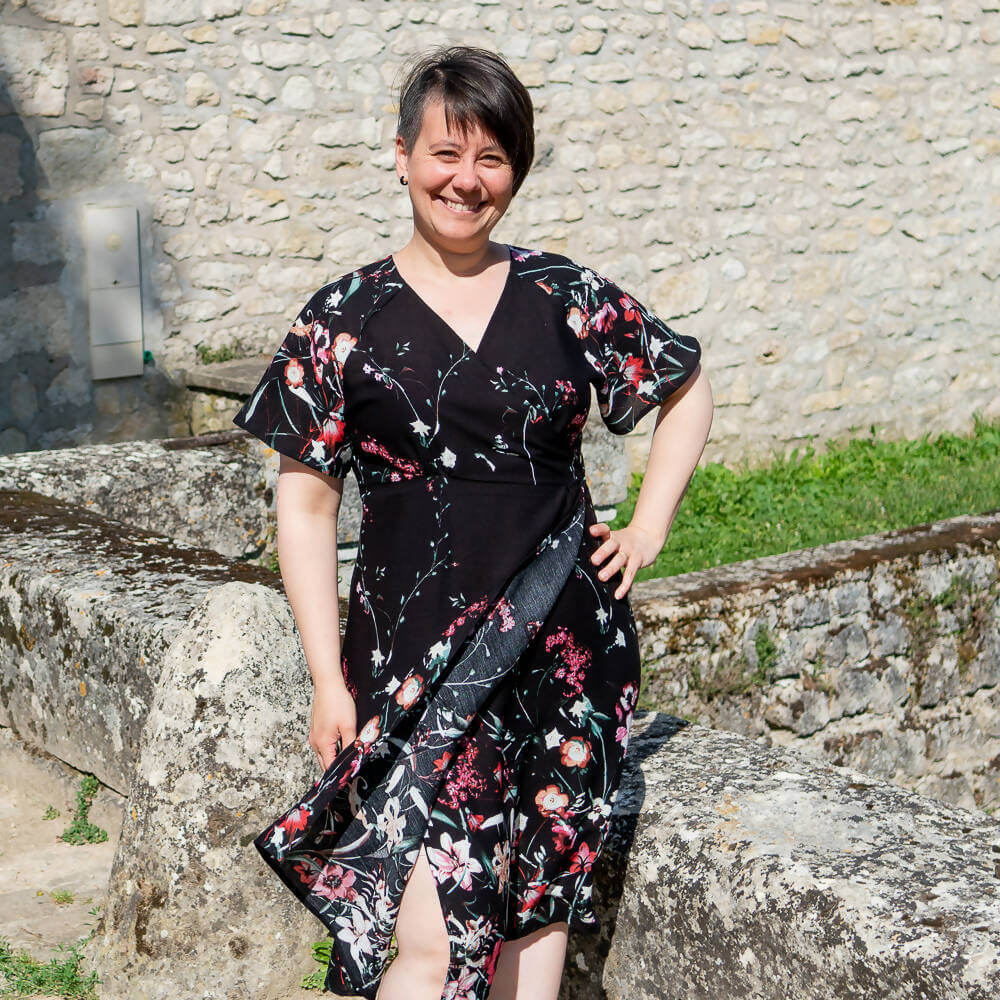 Robe blouse portefeuille, 34 au 56, 4 statures – Sésame, patron de couture pdf à télécharger, femme portant la robe florale noire