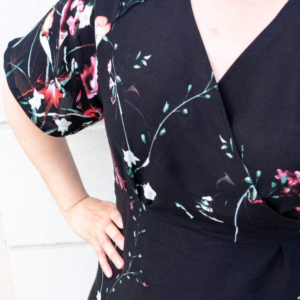 Robe blouse portefeuille, 34 au 56, 4 statures – Sésame, patron de couture PDF à télécharger, gros plan sur motif floral.