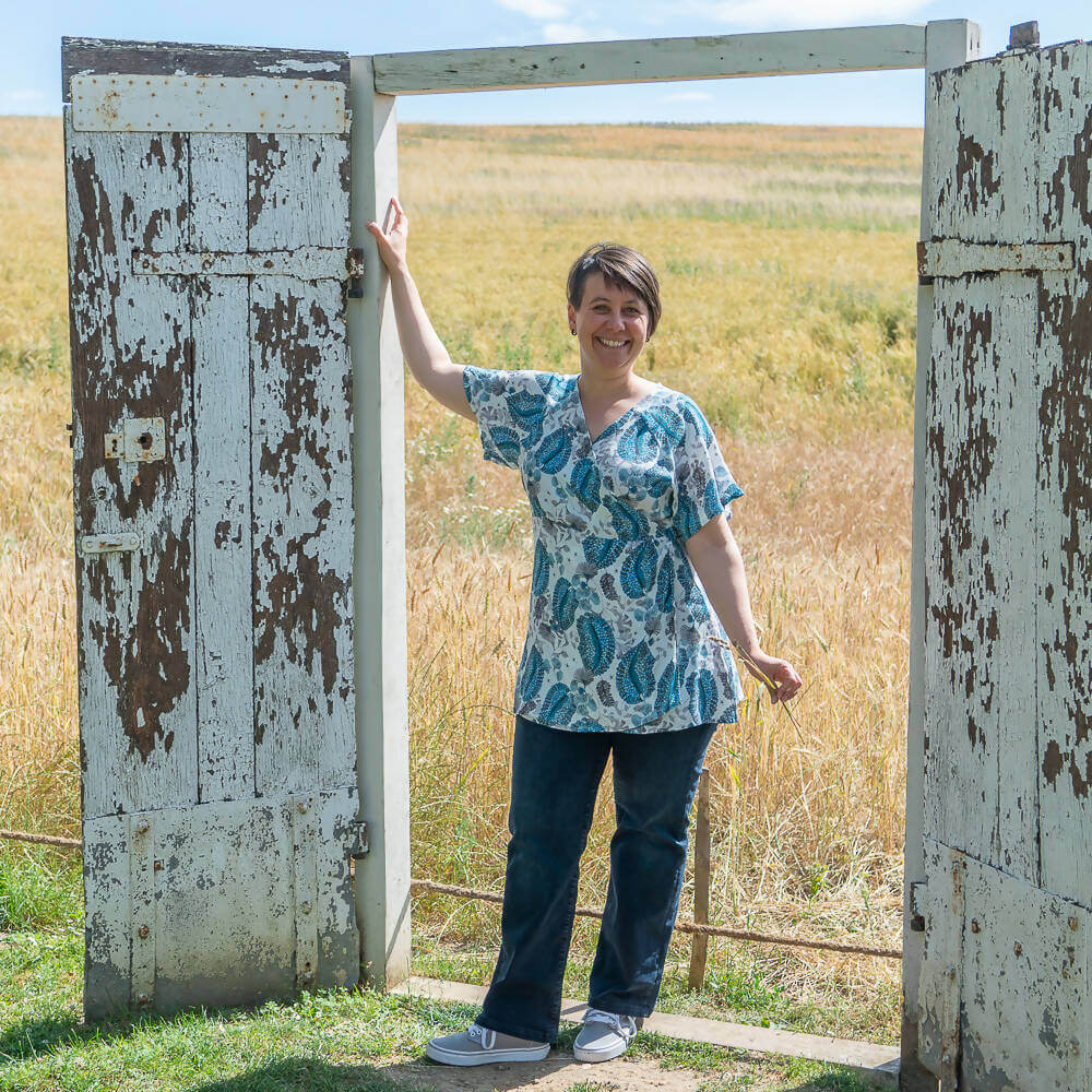 Femme portant une robe blouse portefeuille, 34 au 56, 4 statures – Sésame, parfait pour toutes les occasions. Patron de couture PDF à télécharger.