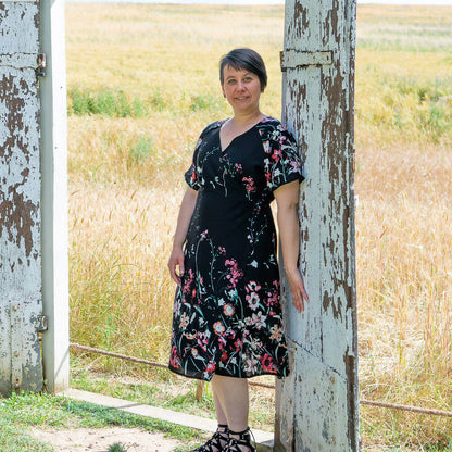 Femme portant Robe blouse portefeuille, 34 au 56, 4 statures – Sésame, idéal pour toutes occasions et disponible en patron de couture pdf à télécharger.