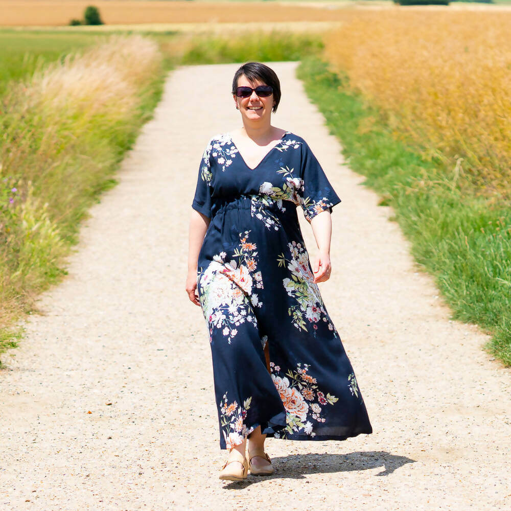 Femme portant une robe d'été longue et légère avec motif floral, Robe longue, 34 au 52, 4 statures, patron débutant – Wasabi.