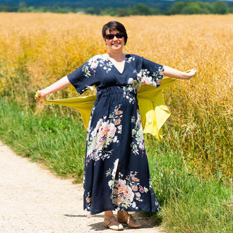 Femme portant une robe longue estivale "Robe longue, 34 au 52, 4 statures, patron débutant – Wasabi" avec manches kimono.