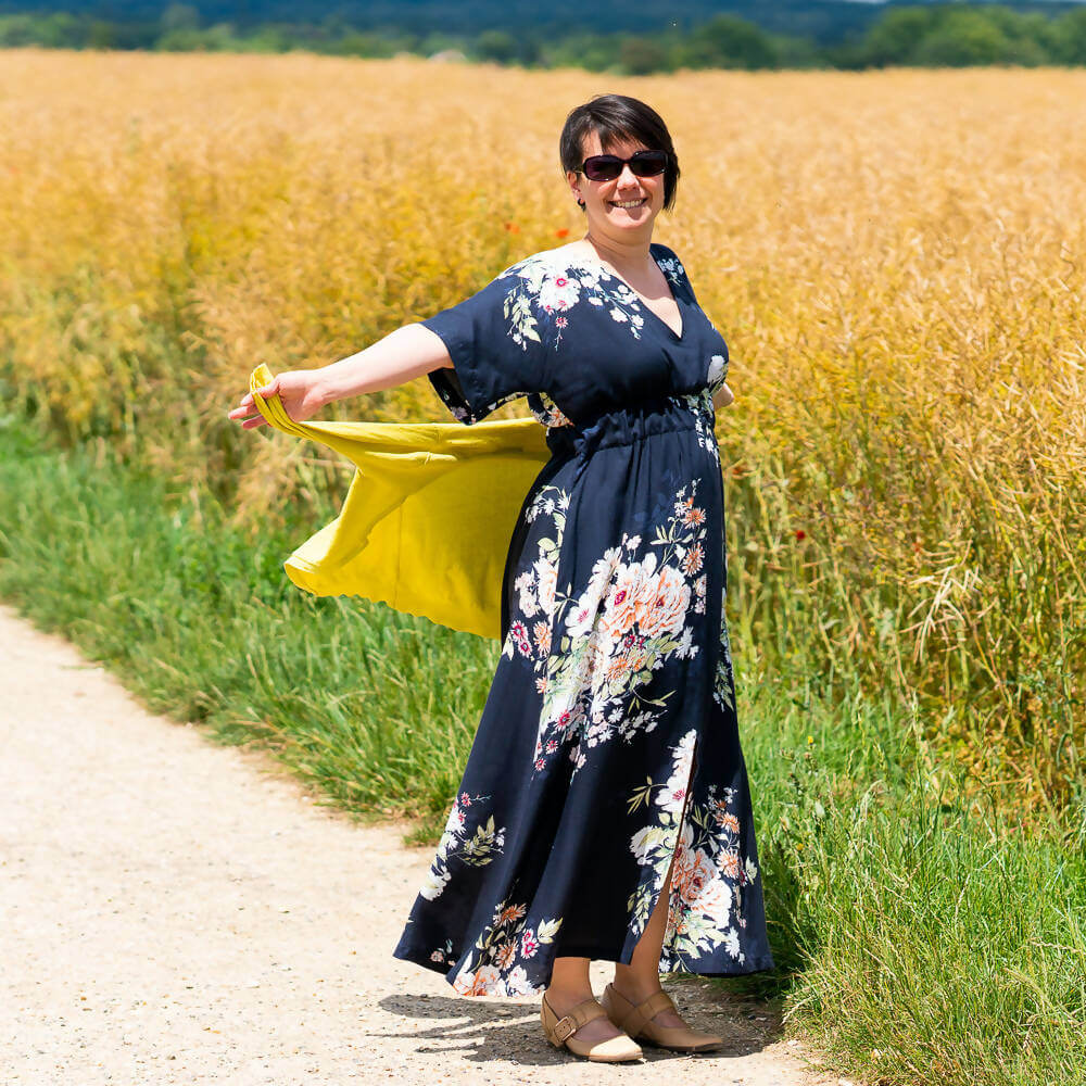 Femme portant la robe longue Wasabi, patron débutant du 34 au 52, style kimono, parfaite pour l'été, patron de couture PDF à télécharger.