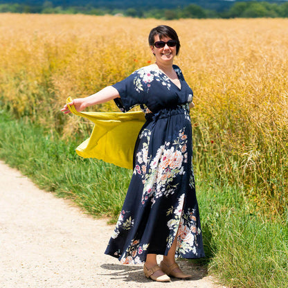 Femme portant la robe longue Wasabi, patron débutant du 34 au 52, style kimono, parfaite pour l'été, patron de couture PDF à télécharger.
