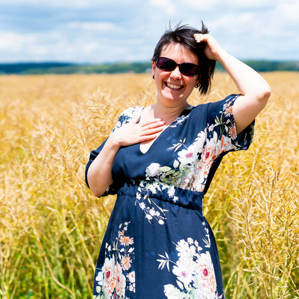 Femme portant la Robe longue, 34 au 52, 4 statures, patron débutant – Wasabi, patron de couture pdf à télécharger, dans un champ.