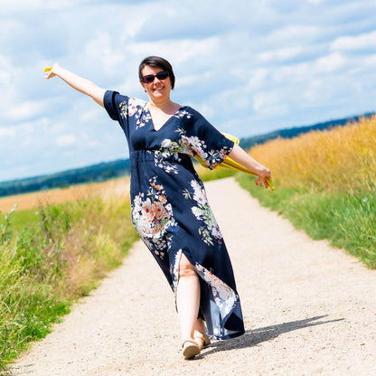 Femme portant une robe longue, 34 au 52, 4 statures, patron débutant – Wasabi, marchant dans un champ, patron de couture pdf à télécharger