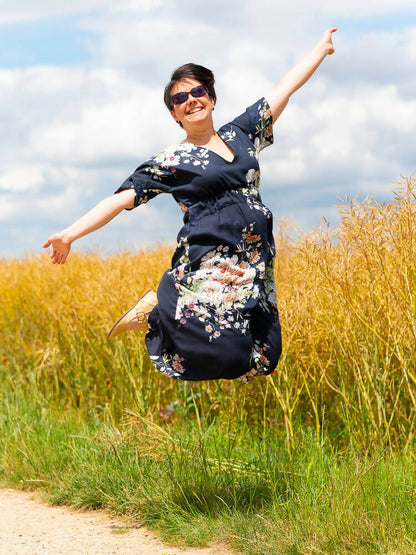 Robe longue, 34 au 52, 4 statures, patron débutant – Wasabi, patron de couture pdf à télécharger, femme sautant dans un champ