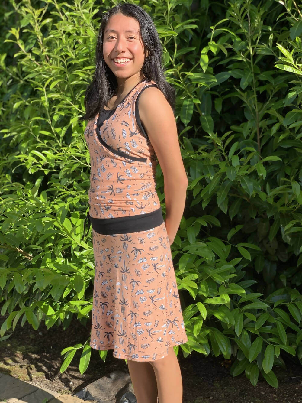 Femme portant la robe SANDY avec imprimé, idéale pour l'été, patron de couture pdf à télécharger, tailles 34 à 54.