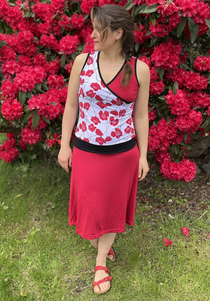 SANDY - La robe cache-coeur pour femmes du 34 au 54, patron de couture pdf à télécharger, robe estivale rouge avec imprimé floral.