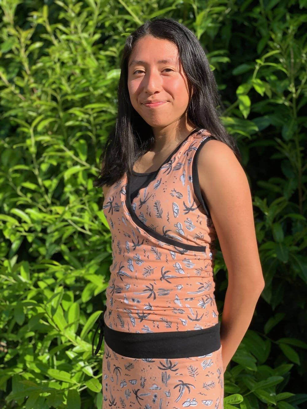 Femme portant la SANDY - La robe cache-coeur pour femmes du 34 au 54, patron de couture pdf à télécharger, en tissu imprimé d'été.