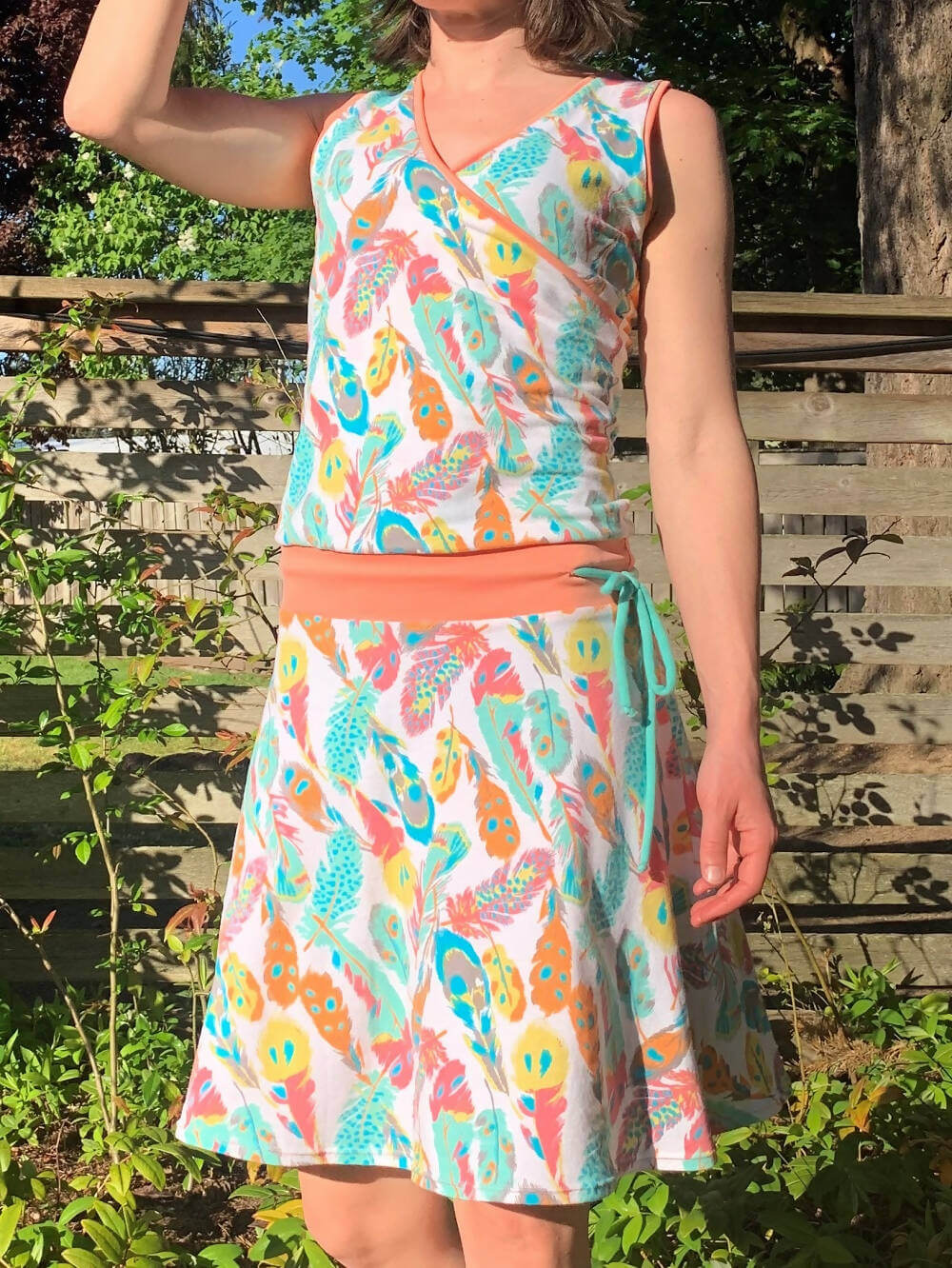 SANDY - La robe cache-coeur pour femmes du 34 au 54 en tissu coloré, patron de couture pdf à télécharger, tenue d'été détendue.