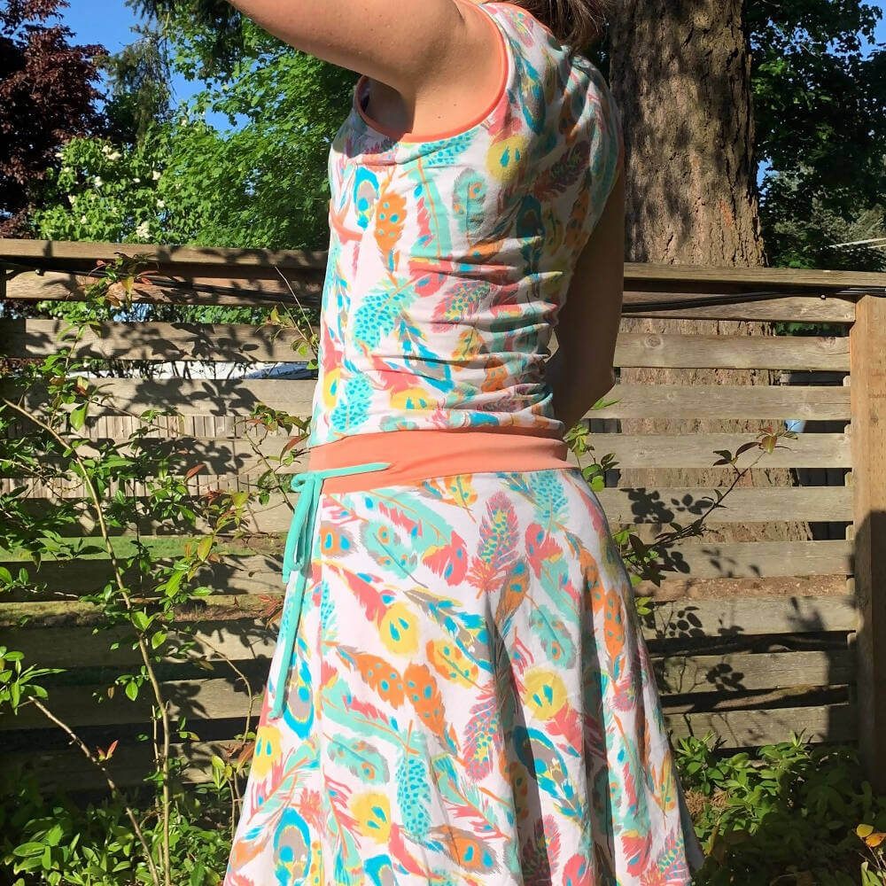 SANDY - La robe cache-coeur pour femmes du 34 au 54, patron de couture pdf à télécharger, portée en extérieur l'été.