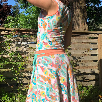 SANDY - La robe cache-coeur pour femmes du 34 au 54, patron de couture pdf à télécharger, portée en extérieur l'été.