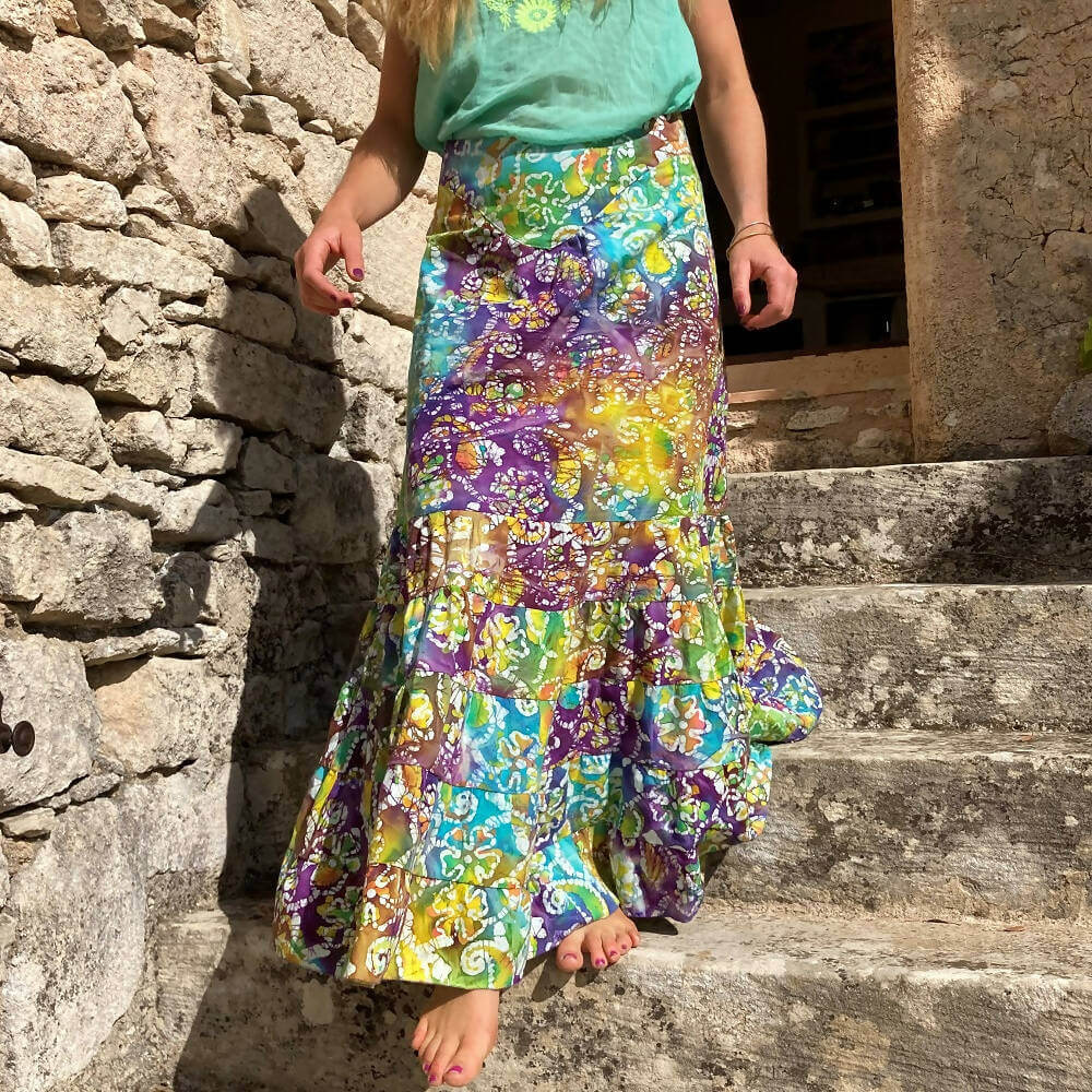 SANTANA - Jupe longue à volants pour femmes du 34 au 54, patron de couture pdf à télécharger, femme en jupe bohème colorée.