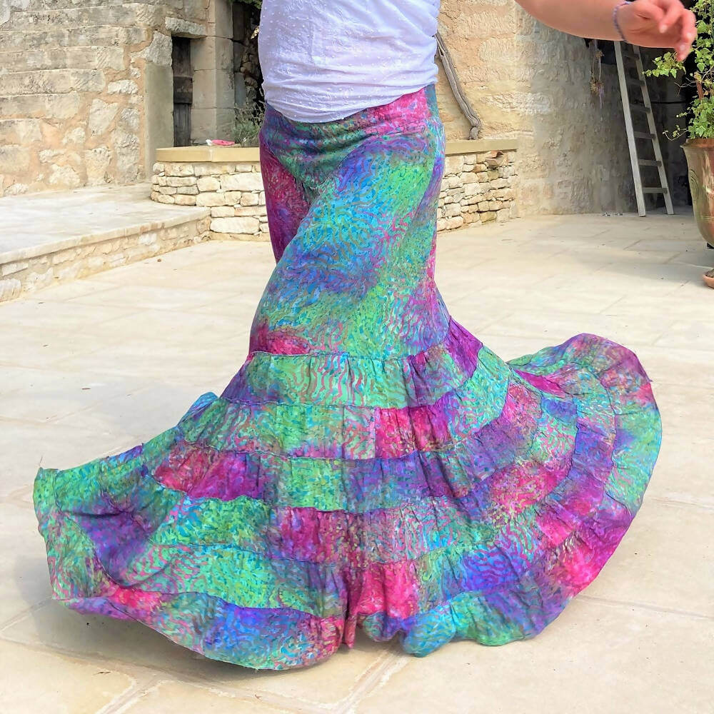 SANTANA - Jupe longue à volants pour femmes du 34 au 54 en mouvement, patron de couture pdf à télécharger pour style bohème chic.