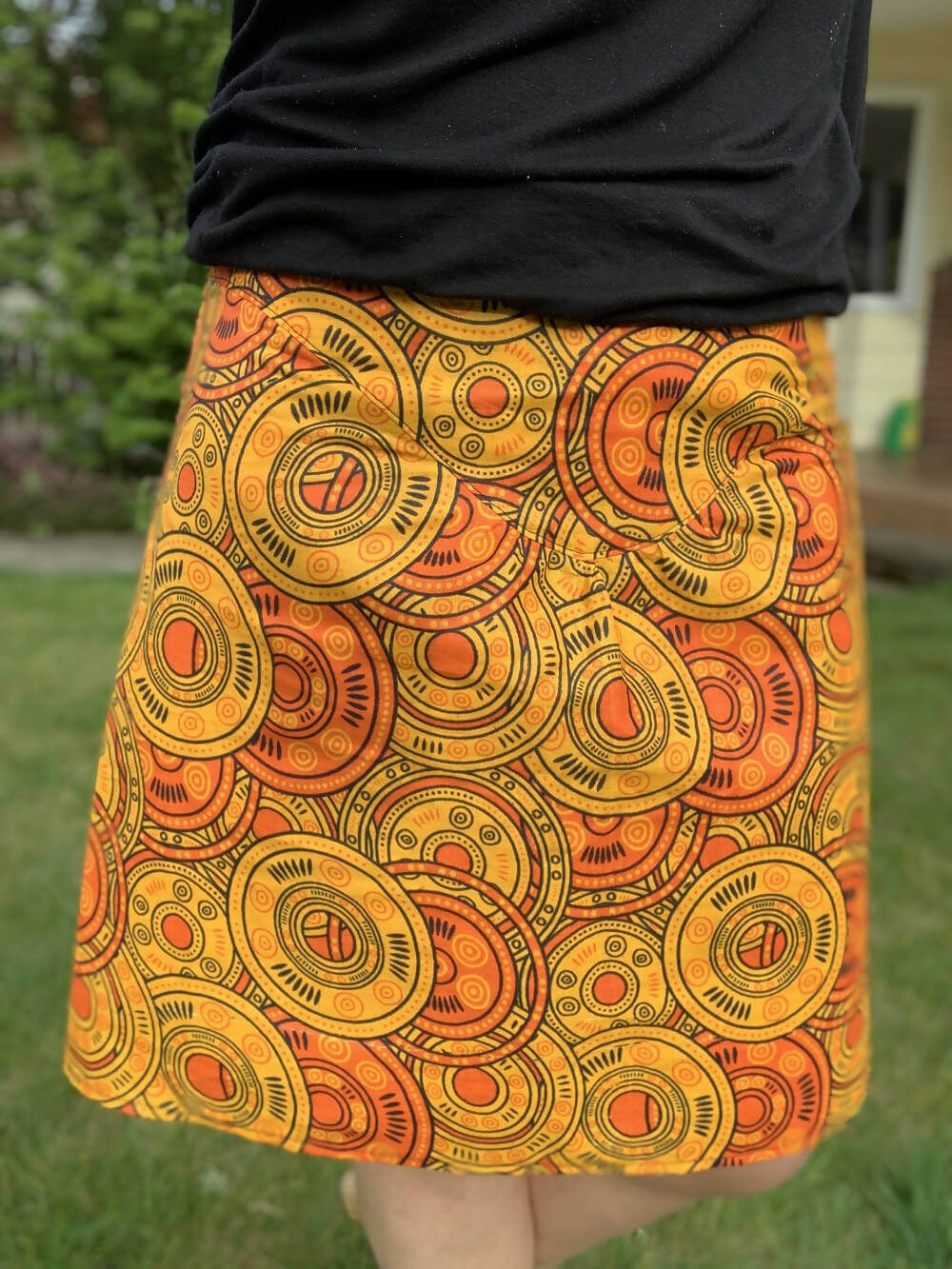 Jupe colorée avec motif circulaire, illustrant le patron de couture pdf à télécharger pour SANTANA - Jupe longue à volants pour femmes du 34 au 54.