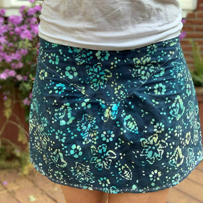 SANTANA - Jupe longue à volants pour femmes du 34 au 54, patron de couture pdf à télécharger, détail de l'empiècement en V sur jupe fleurie.