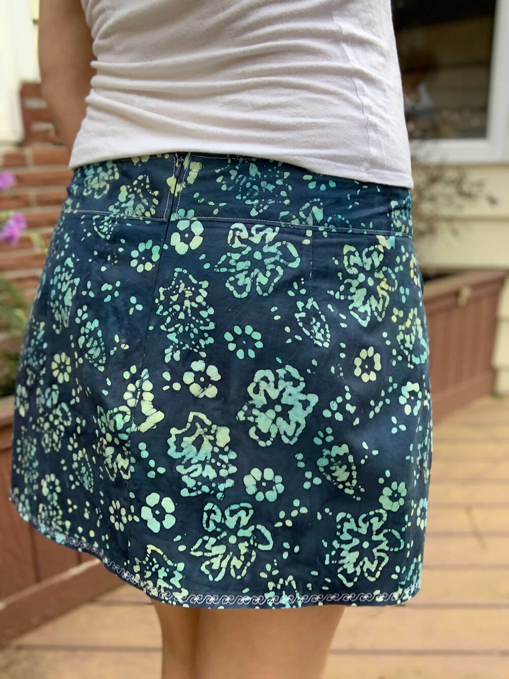 Femme portant une jupe courte à motifs, démontrant la polyvalence du patron de couture pdf SANTANA - Jupe longue à volants pour femmes du 34 au 54.