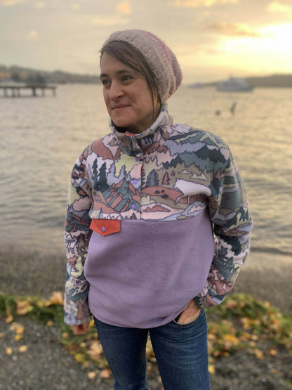 Personne portant la SHERPA - La polaire mixte du XS au XXXL près d'un lac, patron de couture pdf à télécharger, hiver.