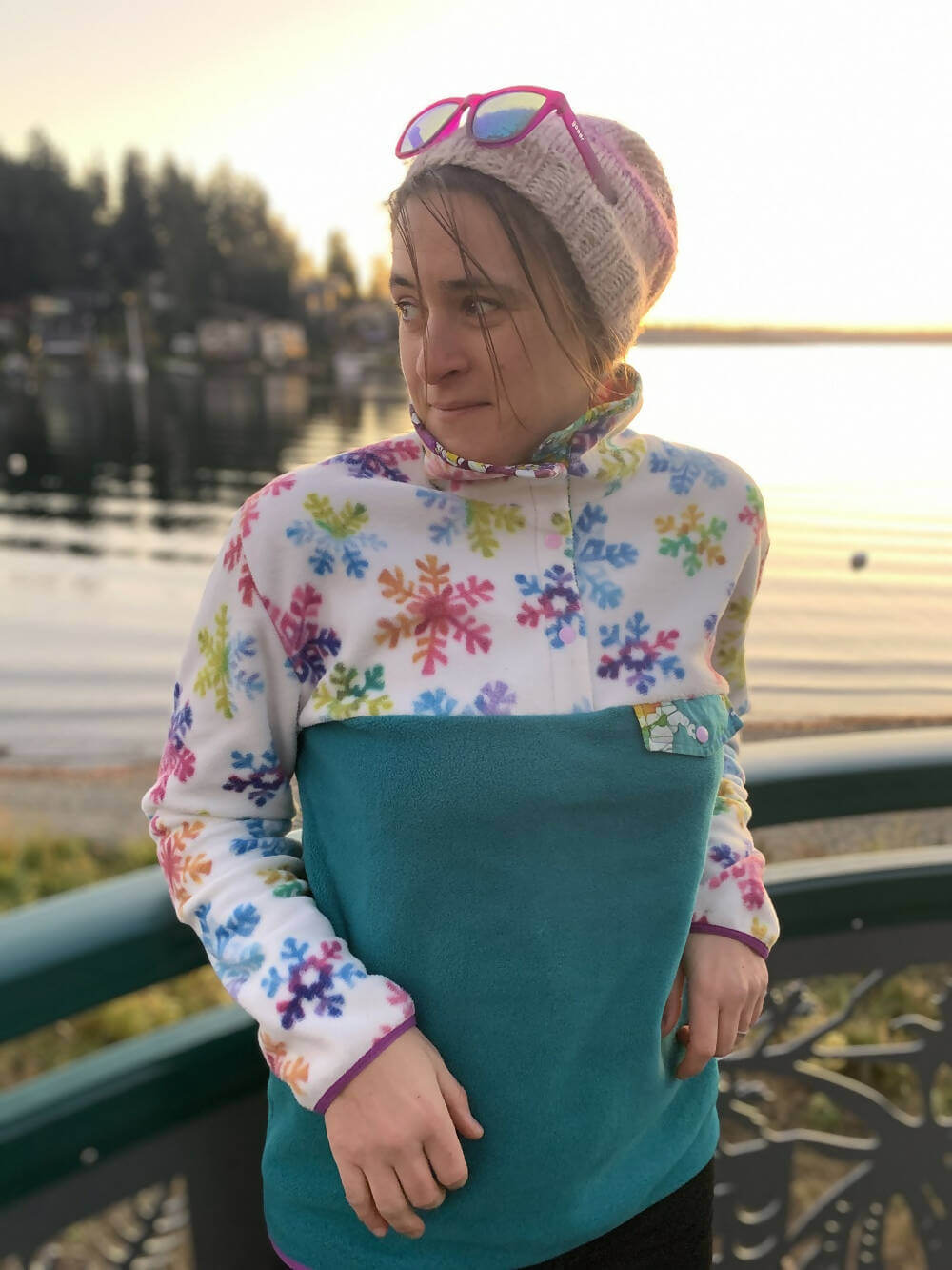 Personne portant "SHERPA - La polaire mixte du XS au XXXL", près d'un lac, mettant en valeur le patron de couture pdf à télécharger.