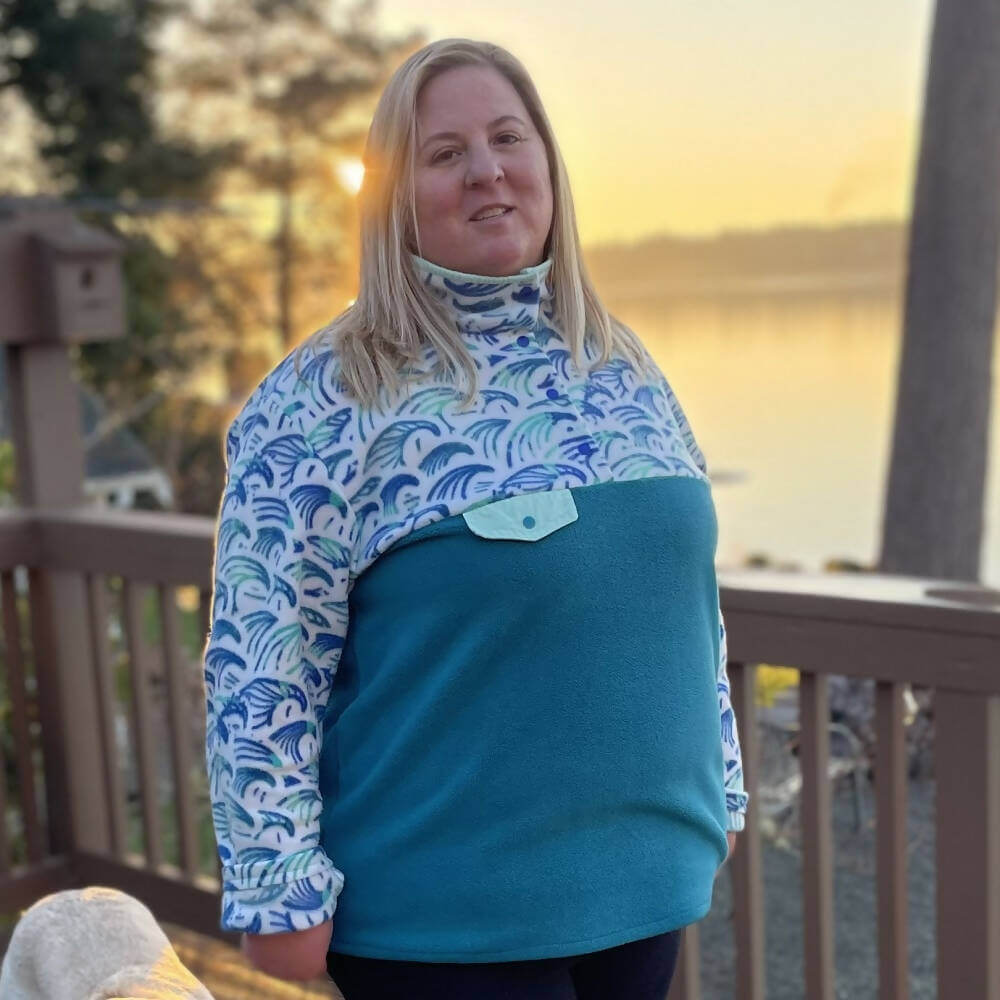 Femme portant SHERPA - La polaire mixte du XS au XXXL au bord du lac au coucher du soleil, patron de couture pdf à télécharger.