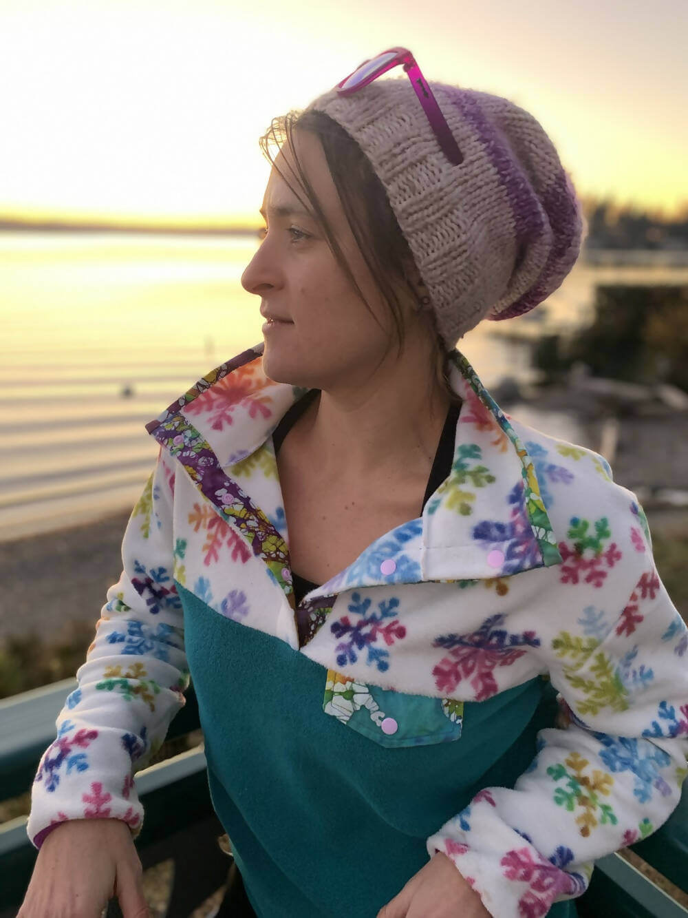 SHERPA - La polaire mixte du XS au XXXL, patron de couture pdf à télécharger, sur une femme avec un bonnet en bord de mer.