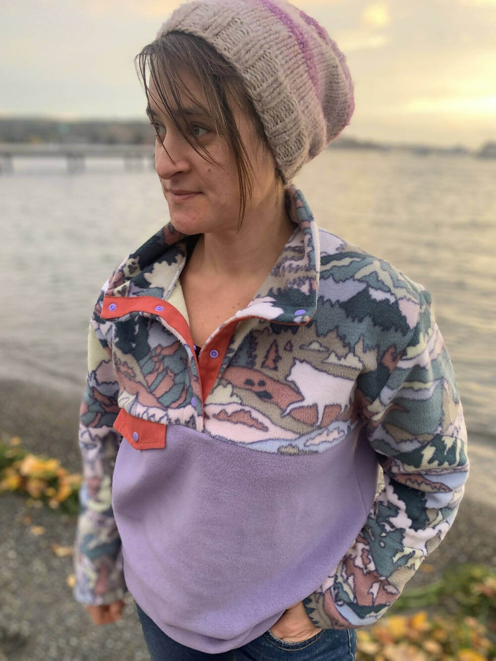 Personne portant la SHERPA - La polaire mixte du XS au XXXL, patron de couture pdf à télécharger, avec empiècements colorés.