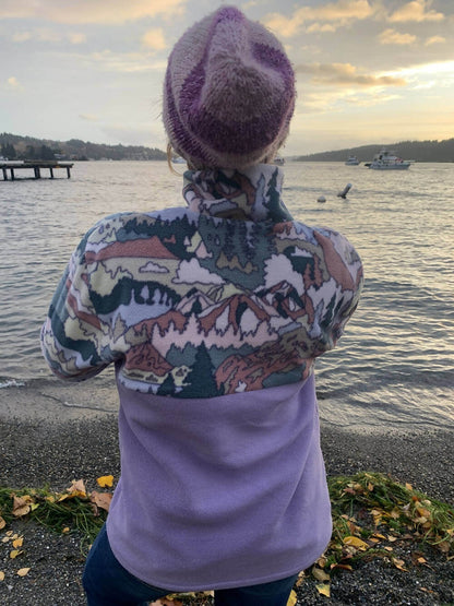 Personne portant SHERPA - La polaire mixte du XS au XXXL au bord d'un lac, idéale pour l'hiver. Patron de couture pdf à télécharger.