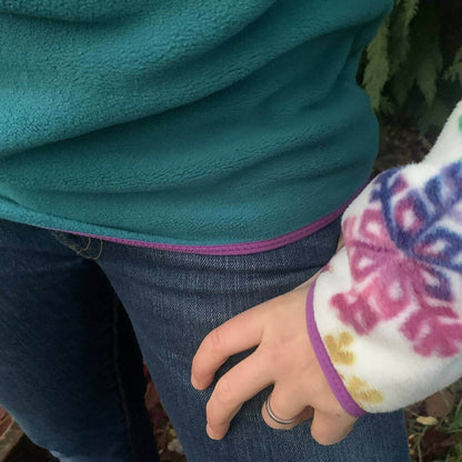 SHERPA - La polaire mixte du XS au XXXL, patron de couture pdf à télécharger. Gros plan sur la texture douce et colorée de la polaire.