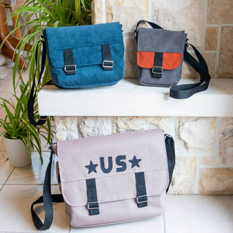 Sac besace, façon sac US, 3 tailles – Muscade. Patron de couture pdf à télécharger. Sac mixte avec poche et sangles décoratives.