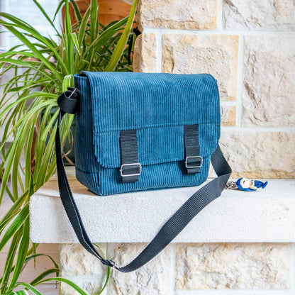 Sac besace, façon sac US, 3 tailles – Muscade sur une étagère en pierre, patron de couture pdf à télécharger disponible.