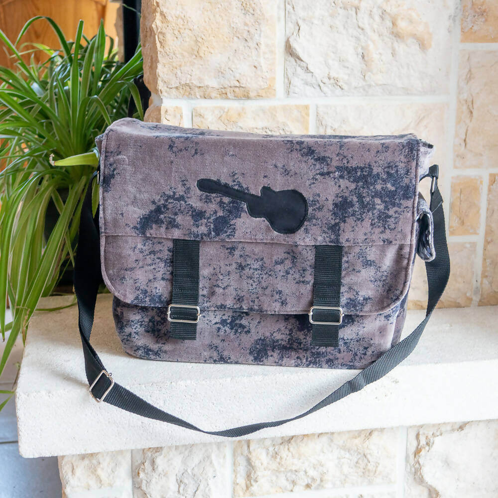 Sac besace, façon sac US, 3 tailles – Muscade, avec lanière réglable et détail décoratif. Patron de couture pdf à télécharger disponible.