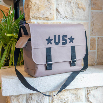 Sac besace, façon sac US, 3 tailles – Muscade, avec sangles décoratives et fermoirs aimantés. Patron de couture PDF à télécharger.