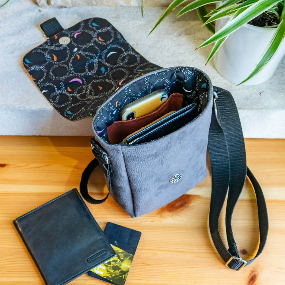 Sac besace, façon sac US, 3 tailles – Muscade avec intérieur spacieux, fermeture magnétique et longue lanière réglable. Patron de couture pdf à télécharger.