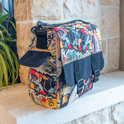 Sac besace, façon sac US, 3 tailles – Muscade, avec motif coloré, disponible en patron de couture pdf à télécharger.