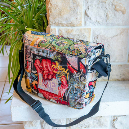 Sac besace, façon sac US, 3 tailles – Muscade avec motif graffiti, patron de couture pdf à télécharger, lanière réglable, compartiments.