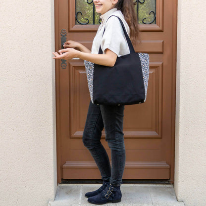 Sac cabas et sac à main, 4 tailles – Cumin en usage avec patron de couture pdf à télécharger, femme portant avec style.