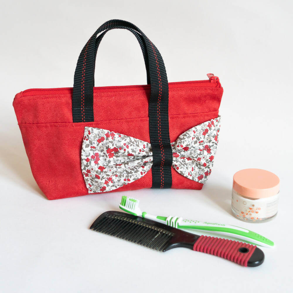 Sac cabas, trousse avec nœud, 3 formats – Groseille, patron de couture pdf à télécharger, pochette rouge avec accessoires de toilette.