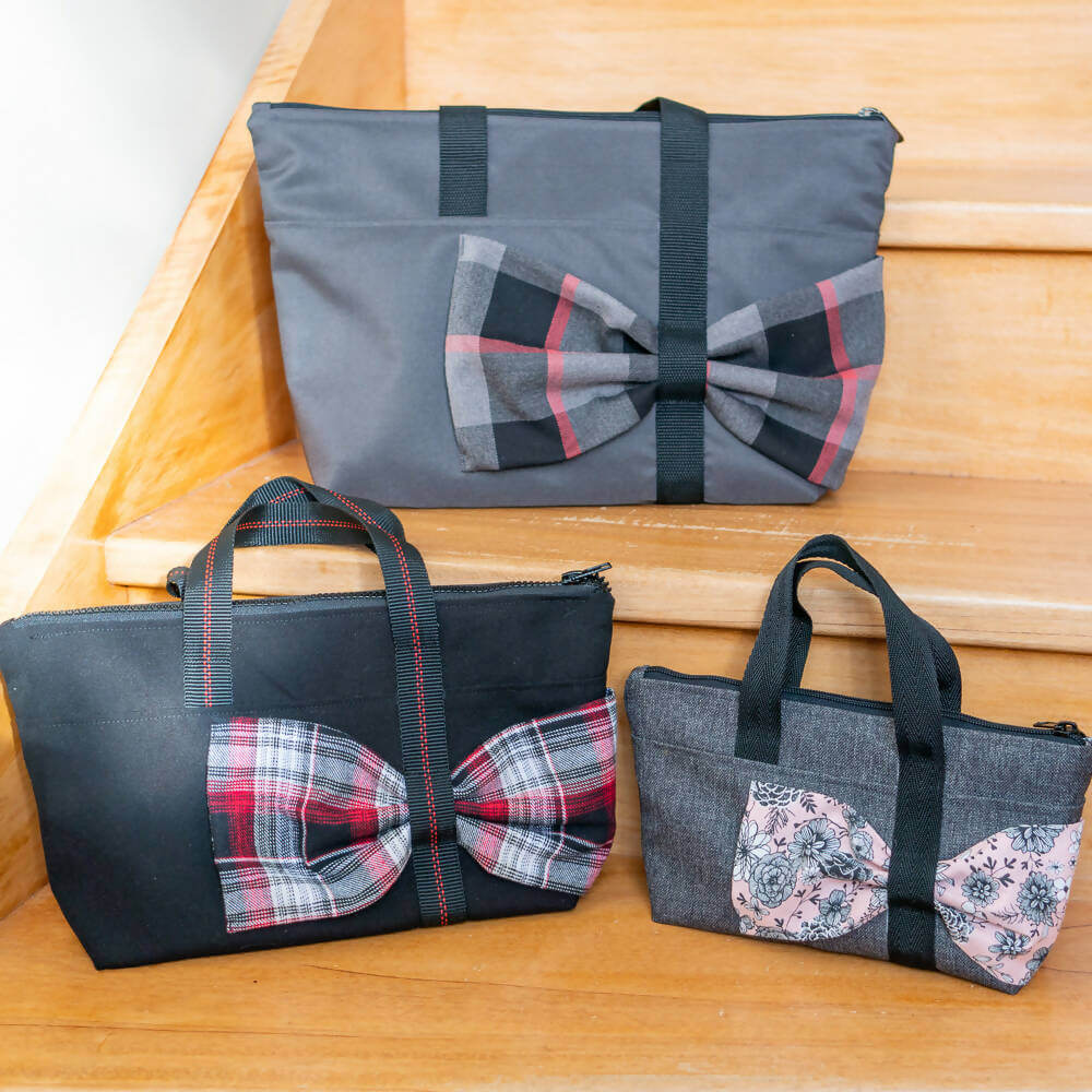 Sac cabas, trousse avec nœud, 3 formats – Groseille, patron de couture pdf à télécharger, trois sacs cabas élégants sur un escalier en bois.