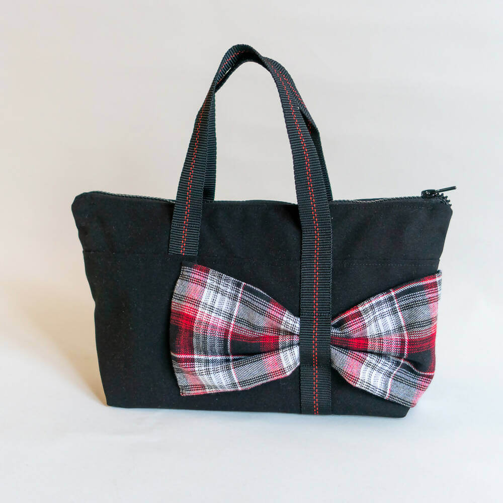 Sac cabas, trousse avec nœud, 3 formats – Groseille, patron de couture pdf à télécharger, sac noir avec nœud à motif écossais.