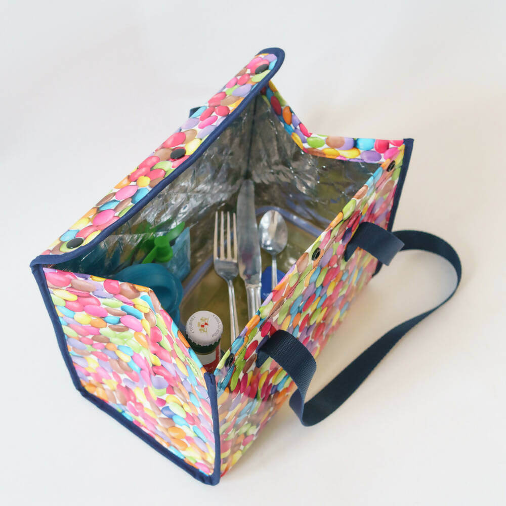 Sac isotherme lunch bag – Miam coloré avec contenu, parfait pour déjeuner, disponible en patron de couture pdf à télécharger.