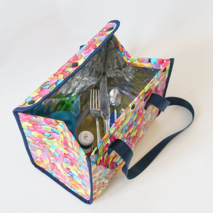 Sac isotherme lunch bag – Miam coloré avec contenu, parfait pour déjeuner, disponible en patron de couture pdf à télécharger.