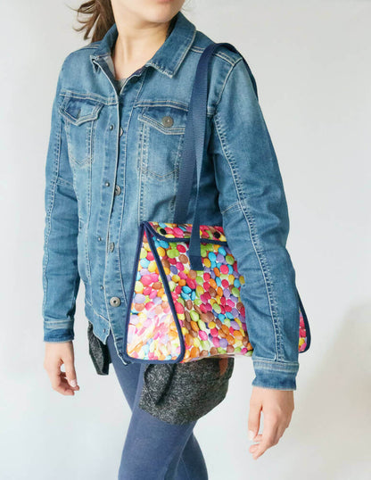 Sac isotherme lunch bag – Miam porté avec un design coloré, idéal pour transporter le déjeuner et le goûter. Patron de couture PDF à télécharger.