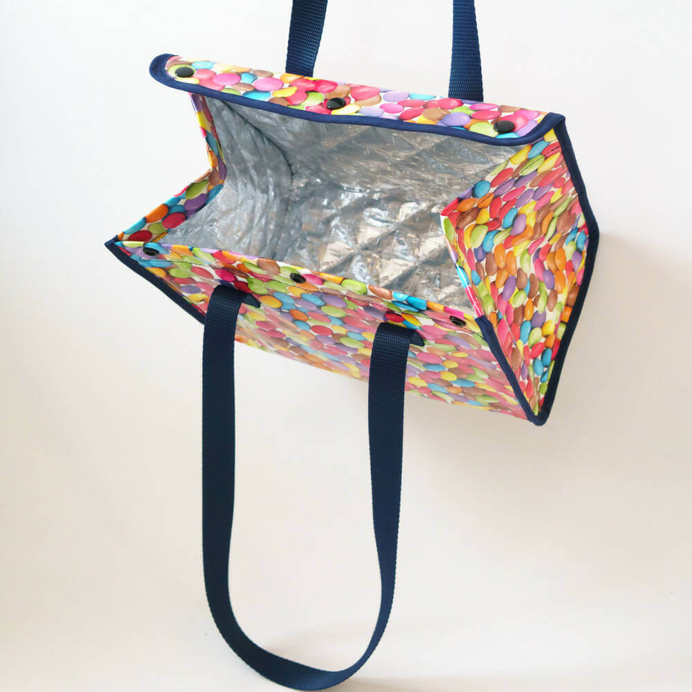 Sac isotherme lunch bag – Miam, patron de couture pdf à télécharger, ouvert avec doublure isolante et fermeture à boutons pression